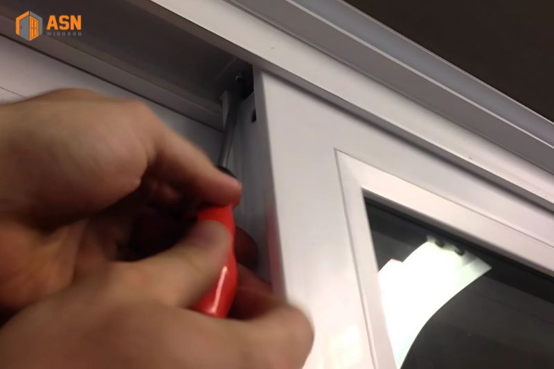 Cách tháo cửa lùa nhôm kính